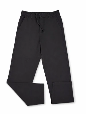 Svarta linnebyxor med dragsko - Säljer ett par svarta linnebyxor med avslappnad passform och elastisk midja med dragsko. Byxorna har snedställda fickor fram och raka ben. Perfekta för en chill och stilren look.