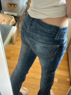 Lågmidjade utsvängda jeans ginatricot - Otroligt snygga jeans från constrict i storlek 36. Använda fåtal gånger och har inga tecken på slitage. Kommer tyvärr aldrig till användning längre💗