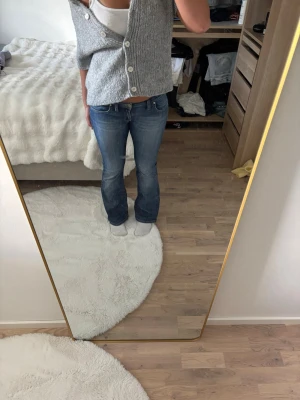 Blå lågmidjade bootcutjeans - Skitsnygga lågmidjade bootcutjeans från Big Star i storlek 28/32 med midjemått 41cm och innerbenslängd 80. Kontakta gärna för mer info 🥰🥰