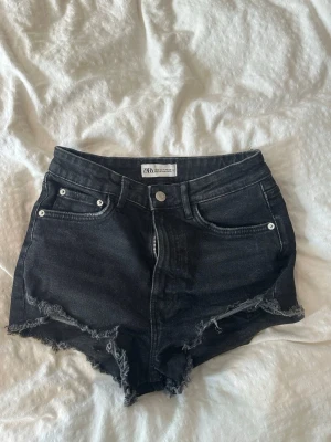 Svarta jeansshorts från Zara - Säljer ett par svarta jeansshorts från Zara 
