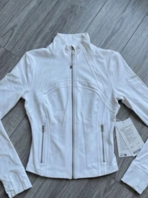 Lululemon set Vit Define Jacket - 34/6/xs - Säljer ett stilrent Lululemon-set i vitt med Define Jacket i storlek XS (34/6). Perfekt för både träning och vardagsbruk. Bekväm passform, hög kvalitet och tidlös design. I mycket fint skick.