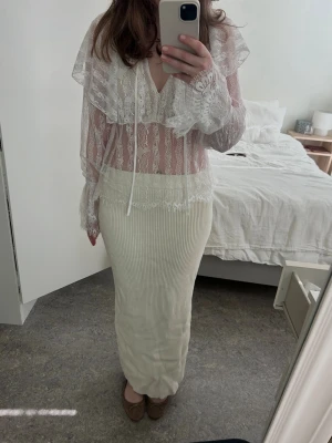 Beige ribbad maxikjol - Säljer en lång, vit kjol med ribbad struktur🫶🏻