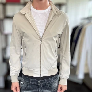J.lindeberg jacka - Mycket fint skick, inga defekter. Nypris ca 2500kr. Passar dig som är 170-180cm ungefär. Modellen är 185 cm, 75 kg. Alltid billigare pris vid köp av flera varor‼️🙌Svarar alltid på frågor eller funderingar! 