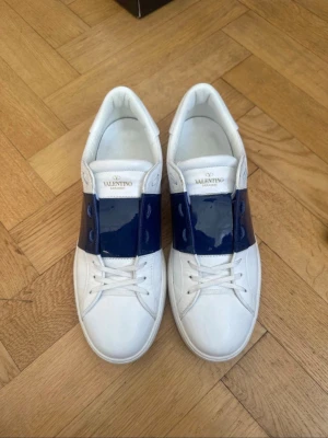 Valentino open - Säljer nu dessa otroligt snygga och fräscha valentino opens i den snyggaste och absolut mest eftertraktade färgen som är navy glans. Skorna är knappt använda och därav till synes nästan nya. De är i storlek 45 och är självklart äkta, bara att höra av sig vid frågor eller funderingar!