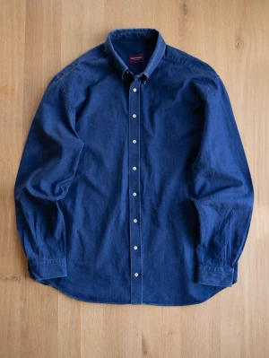 Mörkblå  skjorta Shirtonomy - Snygg mörkblå skjorta från Shirtonomy. Klassisk krage, vita knappar och långärmad modell. Perfekt för dig som gillar stilrena plagg med lite struktur. Passar till jeans eller chinos för en clean look.