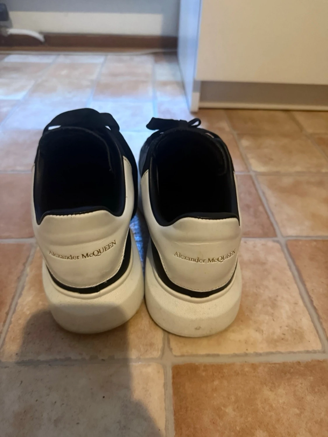 Två par sneakers i svart och grått - 6