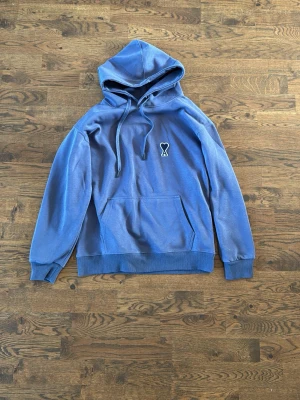 Ami Paris Hoodie  - Säljer men feta mörkblåa ami paris hoodie då den tyvärr blivit för liten för mig. Skriv om ni har några frågor☺️