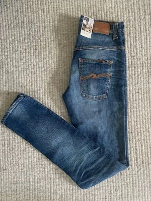 Nudie jeans  - Säljer nu ett par tvärfeta nudie jeans! 👖 Helt nya! Aldrig använda! Originaltagg kvar!  Modell= Tape Ted 💫 W30 L34!  Hör av er vid minsta lilla fundering! Priset sitter ej fastspikat vid snabb affär