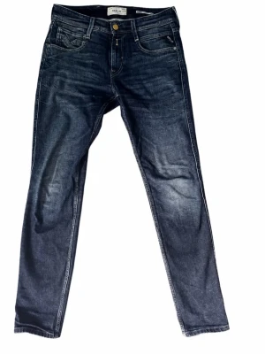 Replay anbass, 30/32 - Hejsan, säljer nu dessa replay jeans i storlek 30/32 i mycket gott skick, använda sparsamt med riktigt schyssta fades. Modell: Anbass