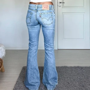 Levis - Midjemått: 34cm rakt över, innerbenslängd: 84cm 💗💗