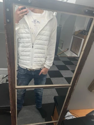 Vit cardigan jacka  - Används av någon ca175 cm. Dragkedjan nått om trög men annars perfekt skick öppen för bud skriv vid intresse 😊