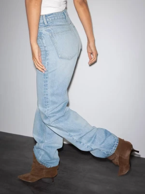 Jeans Gina Rebel High Wide - Säljer ett par ljusblå jeans med rak passform och hög midja. Jeansen har klassiska fem fickor och är tillverkade i denim med en avslappnad look. Perfekta för en trendig och avslappnad stil.