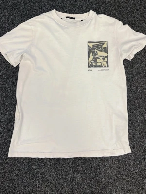 Retro Vit t-shirt ifrån Neuw - Tvär fett t-shirt ifrån Neuw. Ruggad runt halsen och vintage feel. Är storlek S med Neuw är stora i storleken så skulle säga att den sitter som M.          Bara attt höra av sig med frågor eller prisförslag 