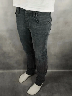 Nudie Grimtim - Nudie Grim Tim Jeans • Storlek: 29/32 • Skick: 9/10 – fint skick, utan skavanker • Inkluderas: Endast jeansen • Nypris: Ca 2 000 kr • Passform: Modellen på bilden är 180 cm lång, väger 65 kg •