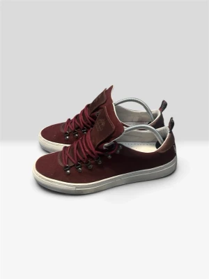 Vinröda diemme skor - Snygga vinröda sneakers med lågt skaft och vita sulor. Skorna har metallhål för snörningen och matchande vinröda skosnören. Ovandelen är i textil och detaljer i mockaimitation. Perfekta för en avslappnad och trendig stil.