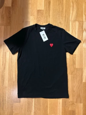 Svart t-shirt Comme des Garçons Play - Comme Des Garcons T-shirt i storlek S, aldrig använd lapp kvar. Kom DM för frågor 👌