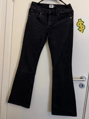 Svarta bootcut jeans från 157 - Säljer ett par svarta bootcut jeans från 157. Jeansen har klassisk femficksdesign, hög midja och utsvängda ben. Materialet är denim med en mjuk känsla och de har knapp- och dragkedjestängning framtill. Perfekta för en trendig och avslappnad look.
