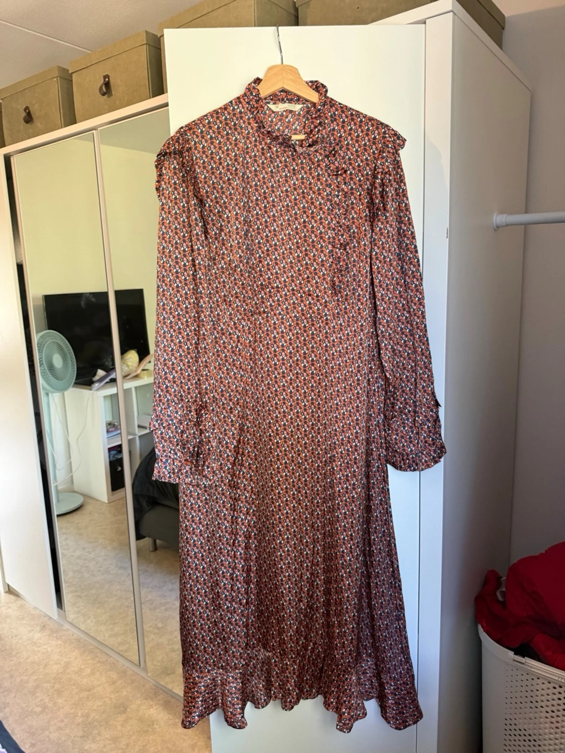 Mönstrad långklänning med volang - 2
