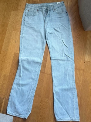 Ljusblå raka jeans - Säljer ett par ljusblå jeans med rak passform från bikbok de är låga i midjan men inte alls mycket så nästan lite mid waist om man önskar det 