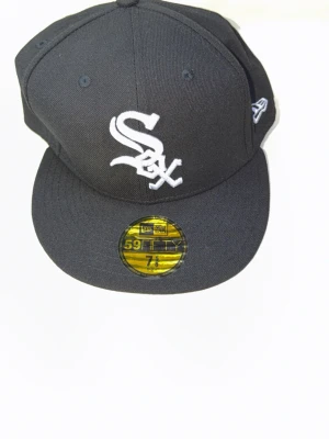 Helt nySvart New Era White Sox keps - Säljer en svart New Era 59FIFTY keps med White Sox-logga broderad i vitt framtill. Klassisk flat brim och broderad New Era-logga på sidan. Tillverkad i slitstark bomullsmix och har officiell MLB-tag kvar.