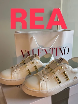 Valentino sneakers REA!!! - Endast 999 Tom 30/8. Säljer valentino garavani skor, rockstud 11 med guld färgade nitar. Väldigt fina och passar till de mesta, sommar skor som passar perfekt nu till sommaren, allt medföljer som på bild. Box och påse. Va snabb me beställningar, alla storlekar finns inne, för frågar är det bara att höra av sig🥰