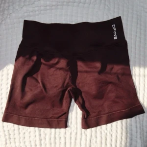 DFYNE Impact Shorts  - DFYNE Impact Shorts 4.5 DFYNE shorts i en brun färg. Säljes då den inte kommer till användning. Inga fläckar eller skador, nyskick! Nypris - 563,99kr