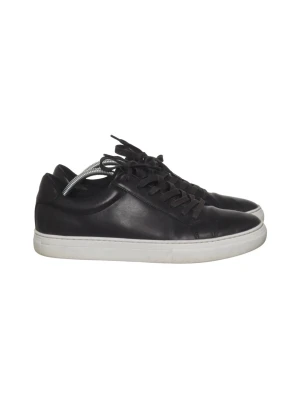 Vagabond skor svart  - Stilrena svarta Vagabond skor i läder med vita sulor och svarta skosnören. Klassisk låg modell som passar till det mesta och har en clean look. Perfekta för dig som gillar minimalistisk stil. Skorna är lite använda, skorna har också en liten slitning på toppen av högerskon 