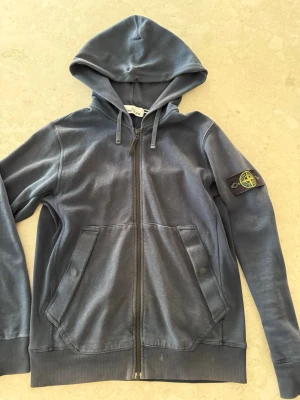 Stone island hoodie - Mörkblå stone island hoodie, använder inte längre och därför jag säljer, tröjan är äkta och QR koden går även att skanna! Skriv om du undrar nått!