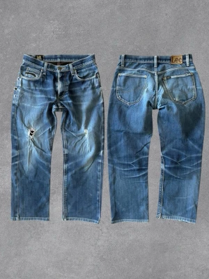 Lee Jeans Riders - Säljer nu dessa Lee Jeans med schysst patina. Bra skick, nåra revor osv.  Längd: 93 Midja: 39 Fotvidd: 21 Lår: 25.5 Skriv vid funderingar!