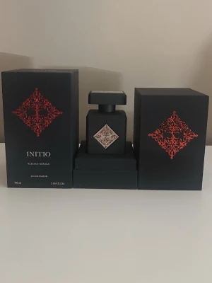 Initio Blessed Baraka Eau de Parfum - Initio Blessed Baraka Eau de parfum. Flaskan rymmer 90 ml och har en lyxig, matt finish. Har ej använt den ofta, ca 82-85 ml kvar. En unisex doft men lutar mer åt den manliga sidan. Pris kan eventuellt diskuteras. Hör av er vid fler frågor! 