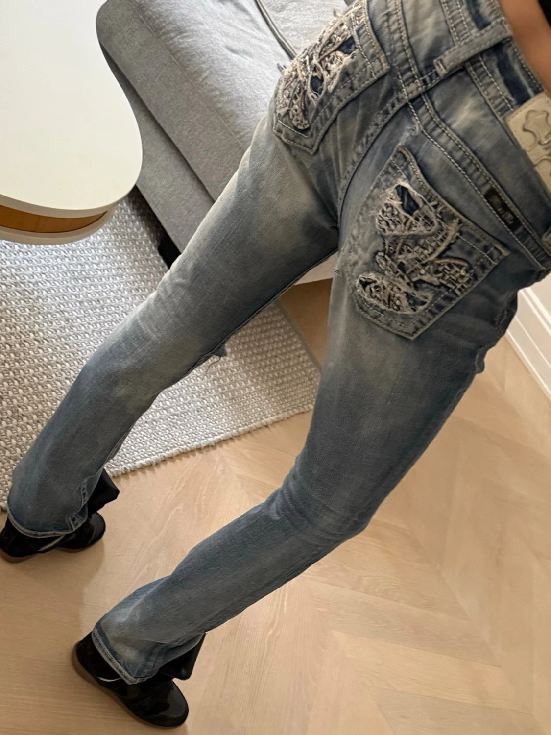 Blå slitna miss me jeans - 1