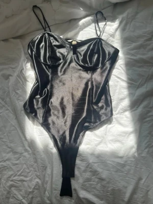 body - fin body från h&m, endast använd en gång🩷