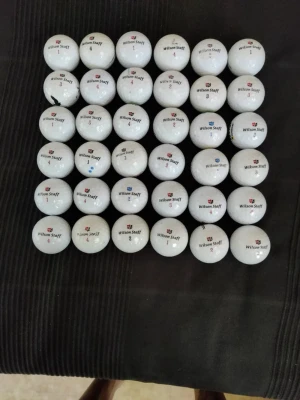 Wilson Staff golfbollar 36-pack - Säljer ett set med 36 vita golfbollar från Wilson Staff. Bollarna har tryckt logga och siffror i rött och blått. Perfekt för dig som vill fylla på golfväskan inför säsongen. Alla bollar är av standardstorlek och har klassisk rund form.