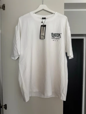 T-Shirt New Yorker - Ny - Säljes då jag köpte den till min sambo men den passade ej. 😊 Helt ny i skicket. 🌸 Är en relaxed fit.                Nypris 159:- 