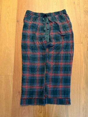 Hunkemöller Pyjamasbyxor Flanell - Superfina pyjamasbyxor men som tyvärr inte används! Ligger endast och tar plats i garderoben därav säljs de. Har använts max 2-3 gånger så är i väldigt fint skick. Ingenting alls att anmärka på. 😊🌸 Skulle säga att de är normala i storlek. 😁
