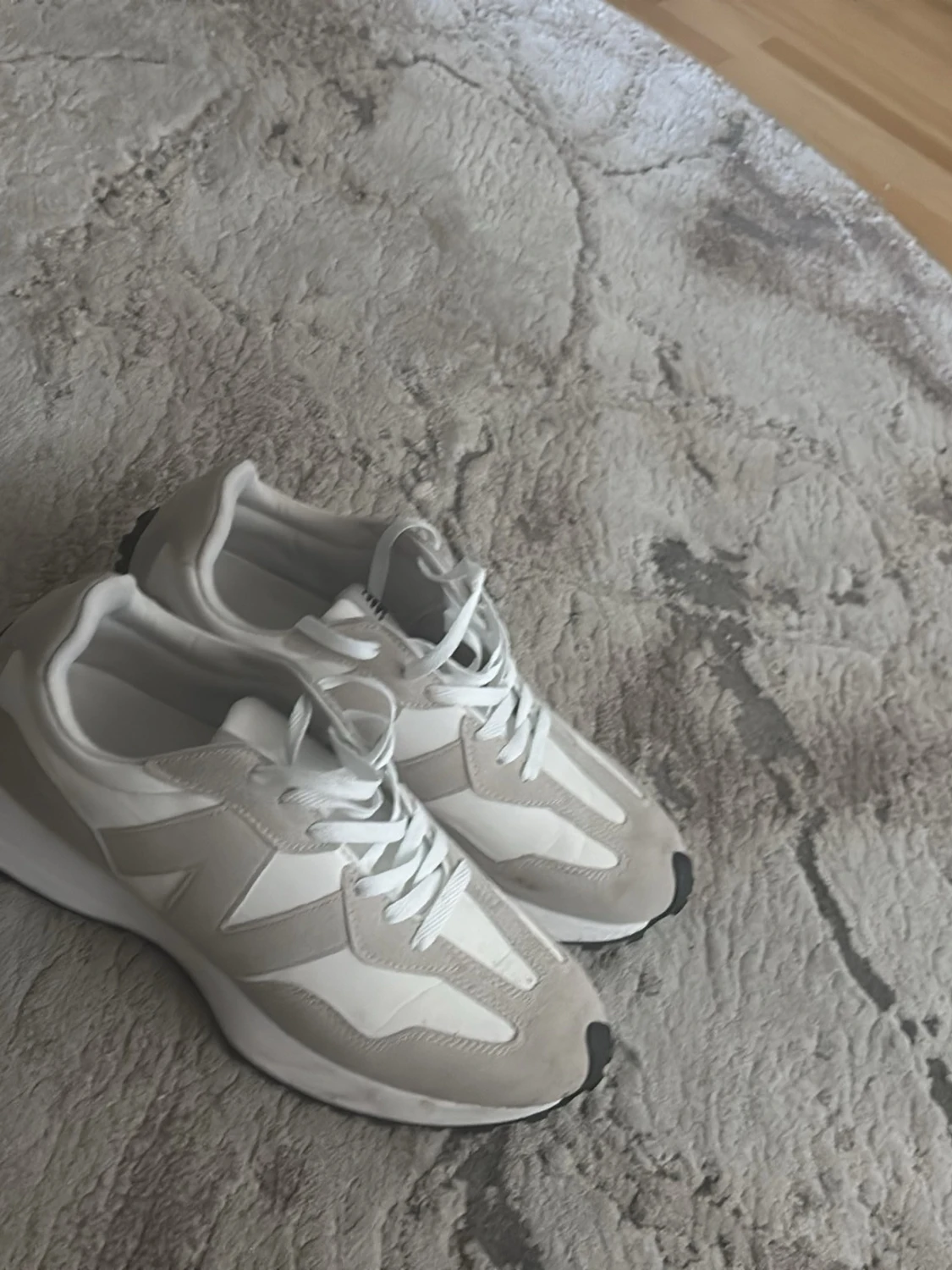 Beige och vita sneakers med chunky sula - 1