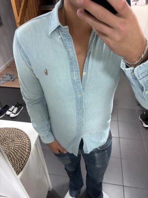 Ralph Lauren Skjorta - Storlek M, skick 9/10. Postar samma dag!