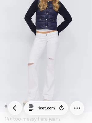 Vita flare jeans med slitningar - Säljer ett par vita flare jeans med snygga slitningar vid knäna och lätt utsvängda ben. Jeansen har låg midja och klassisk femficksdesign. Perfekta för dig som gillar en trendig och avslappnad stil. Säljs inte längre 
