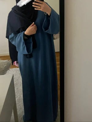 Twmodest - jazz abaya  - Abayan är onesize men jag har kortat ner den både på ärmarna och längden. Själv är jag 158 cm lång och abayan når precis under mina fotled. Använts fåtal gånger. Upplever att ärmarna blev lite för korta.
