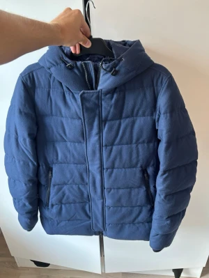 Jättefin blå Herno dun vinterjacka M - Väldigt snygg eftertraktad och populär blå Herno dun vinterjacka i storlek M (50). Perfekt passform i superfint skick och väldigt sällsynt unik perfekt för dig som inte vill vara mainstream. Helt otrolig jacka och tveka inte vid minsta fundering! Riktigt kap för en Herno nypris på närmre 10 000 kr..