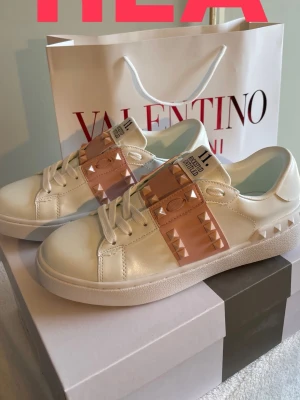 REA!!! Valentino sneakers - Endast 999 Tom 30/8. Säljer valentino garavani skor, rockstud 11 med rosa färgade nitar. Väldigt fina och passar till de mesta, sommar skor som passar perfekt nu till sommaren, allt medföljer som på bild. Box och påse. Va snabb me beställningar, alla storlekar finns inne, för frågar är det bara att höra av sig🥰