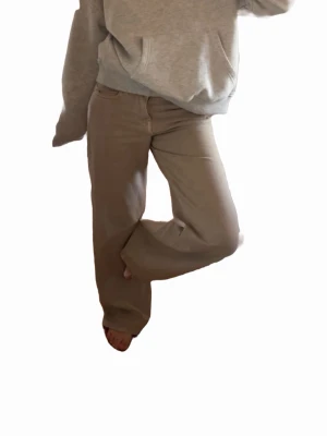 Beiga chinos med rak passform - Säljer ett par beiga chinos med rak och avslappnad passform.  ALDRIG ANVÄNDA 