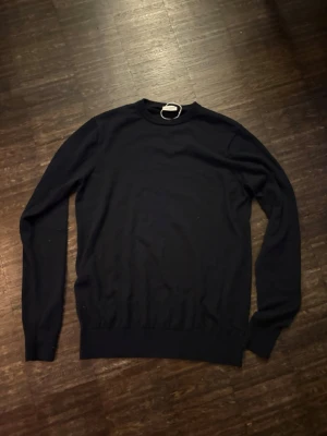 Mörkblå merinoullströja John Henric - Fet merinoull crewneck från John Henric i storlek M🔥 Hör av er vid minsta fråga🤝 priser är inte hugget i sten vid snabb affär😁