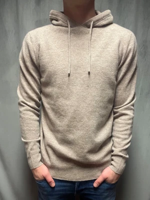 Kashmir/Merino hoodie - Beige Kashmir/Merino hoodie | Storlek XS | Modellen är 175 lång, passar lite mindre | Endast testad, därför är skicket 10/10 | Hör av dig vid frågor🌟