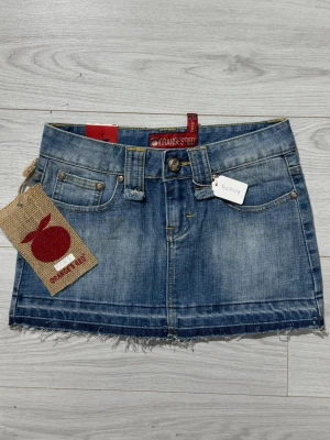 Jeanskjol 40004 - Midjemått: 33cm.  Längd: 28cm. (Storlek 26.)  Kolla in min profil, följ för fler plagg🙌