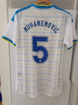 Leeds United Matchtröja – Muharemović #5 (Stl XL) - Helt ny med lappar! - Säljer en helt ny och oanvänd Leeds United fotbollströja från Adidas med taggs/lappar kvar. Tröjan har tryck på ryggen med MUHAREMOVIĆ #5. Har fler storlekar,hör av dig pm.