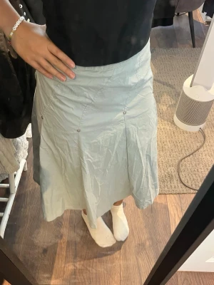 Midikjol japansk stil - Säljer denna älskade midikjol i japansk stil i babyblå. Älskar den men tyvärr något för liten för mig. Stängs med dragkedja och knapp i sidan. Storlek XS/S🌸 Köpt i Vietnam second hand