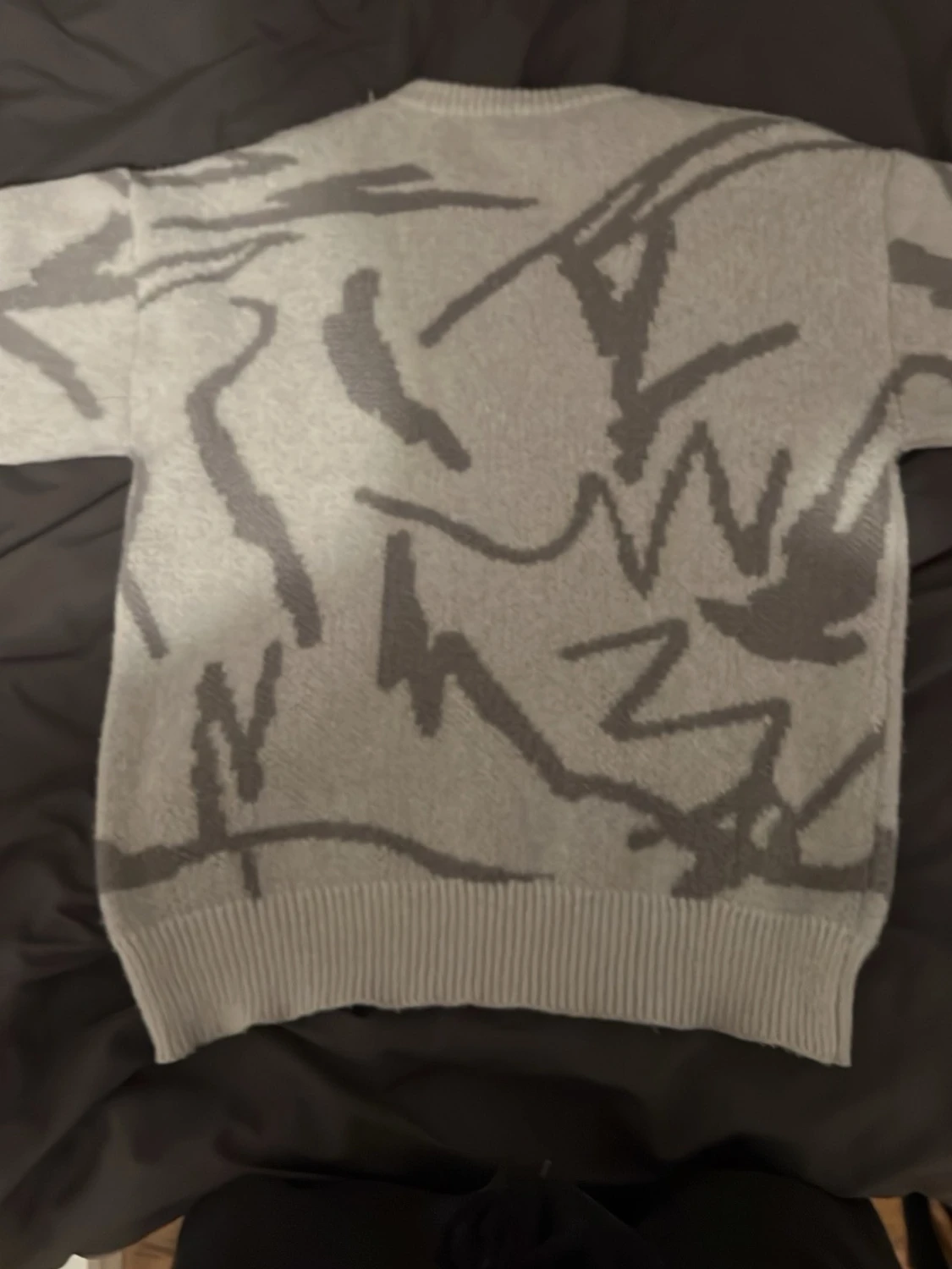 Grå stickad tröja med abstrakt mönster - 2
