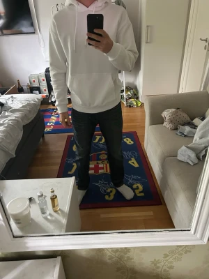 Vit hoodie - Säljer en helvit hoodie då jag inte använder den längre, köpt ny för 300kr