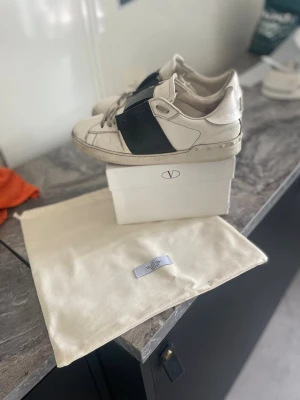 Valentino Open - Tja, säljer nu mina valentino open skor i storlek 44 då jag köpt nya skor o ingen användning av dessa . Lite halv slitna då jag haft de varje dag i ett halv år men i hel het snygga skor . Kan tänka mig byta mot golden goose eller andra goa saker i samma pris klass . Mvh Sigge , Box och påse får man med ! 